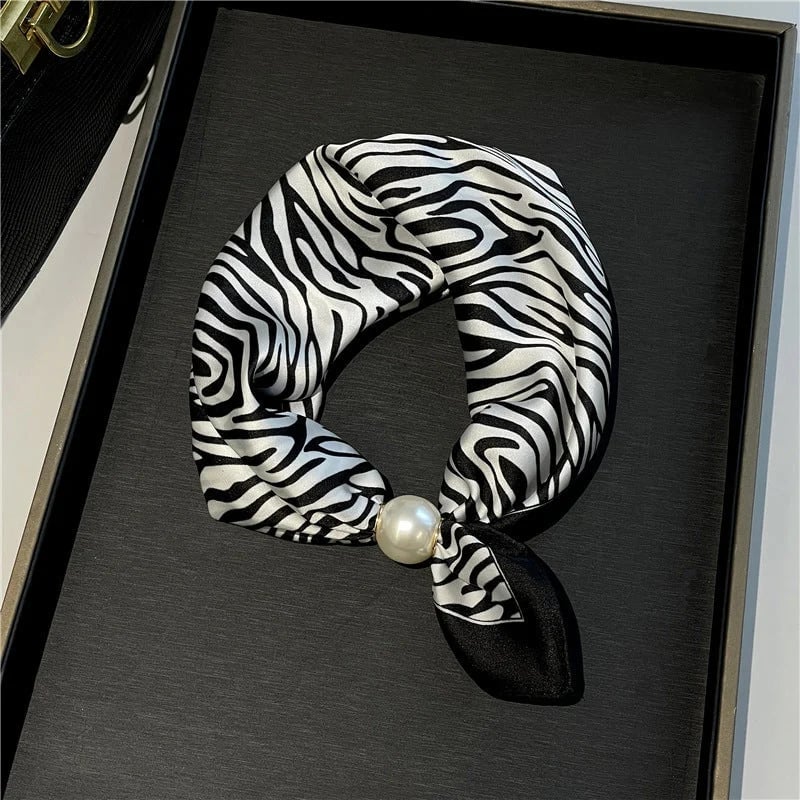 📍🧣 Effortless Glamour: Pop-On Pearl Necklace Scarf ✨