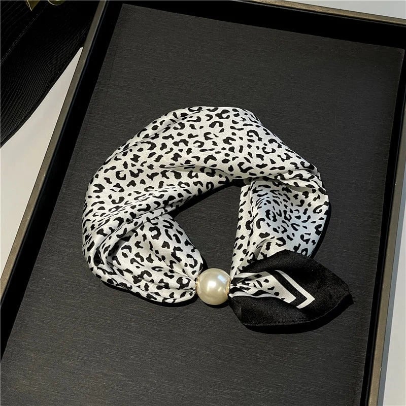 📍🧣 Effortless Glamour: Pop-On Pearl Necklace Scarf ✨